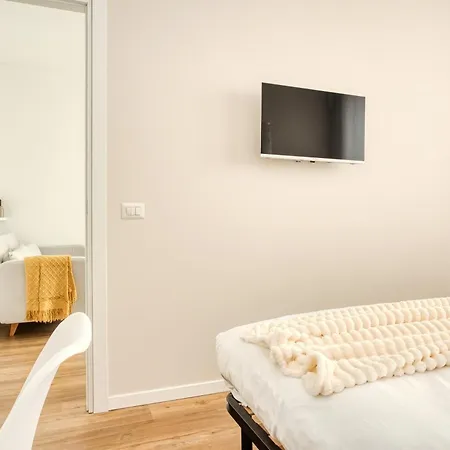 Hostmate - - Imperia's Pearl - Romolo Iulm * Milano