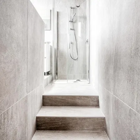 Hostmate - - Imperia's Pearl - Romolo Iulm * Milano